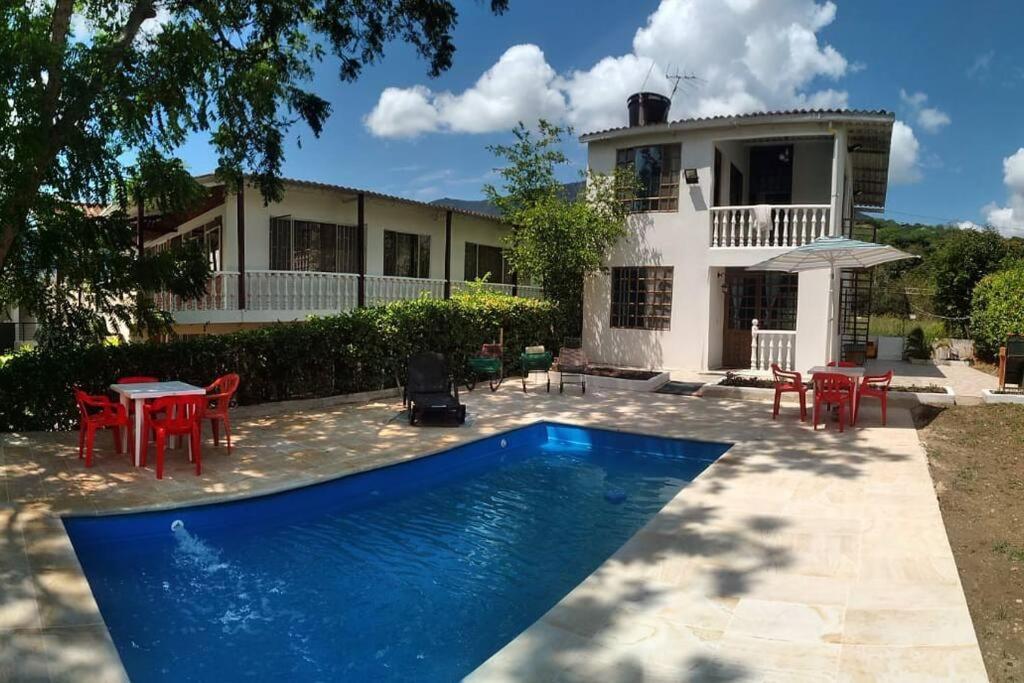 Casa Familiar Y De Descanso Villa Lorenza - Apulo Cund. المظهر الخارجي الصورة