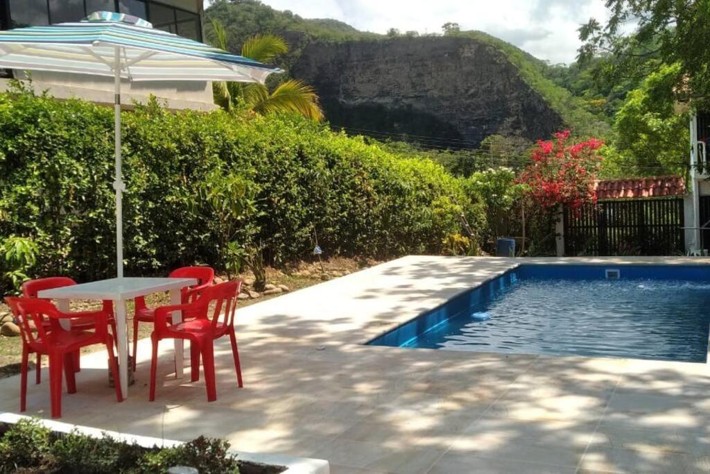 Casa Familiar Y De Descanso Villa Lorenza - Apulo Cund. المظهر الخارجي الصورة