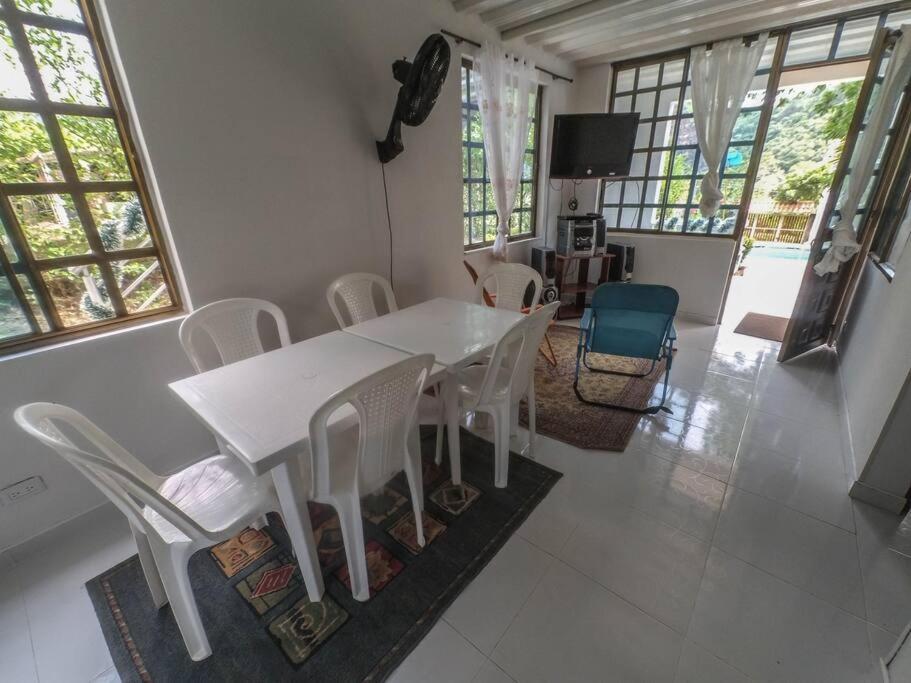 Casa Familiar Y De Descanso Villa Lorenza - Apulo Cund. المظهر الخارجي الصورة